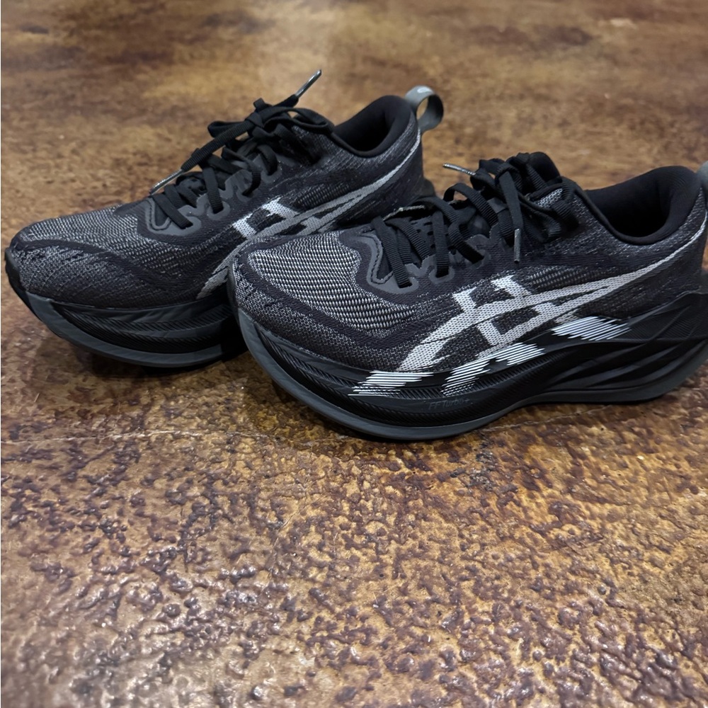 Asics Men's Black and Gray Athletic Running Shoes - Picture 4 of 7